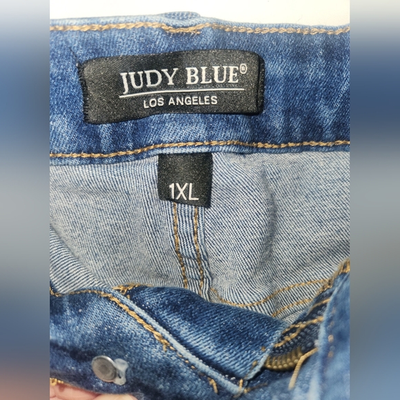 Judy Blue Size 1x distressed denim jean shorts - Picture 4 of 5
